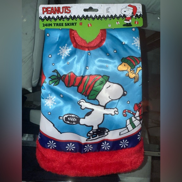 Peanuts and Snoopy Christmas Tree skirt 24 inches - Picture 1 of 2